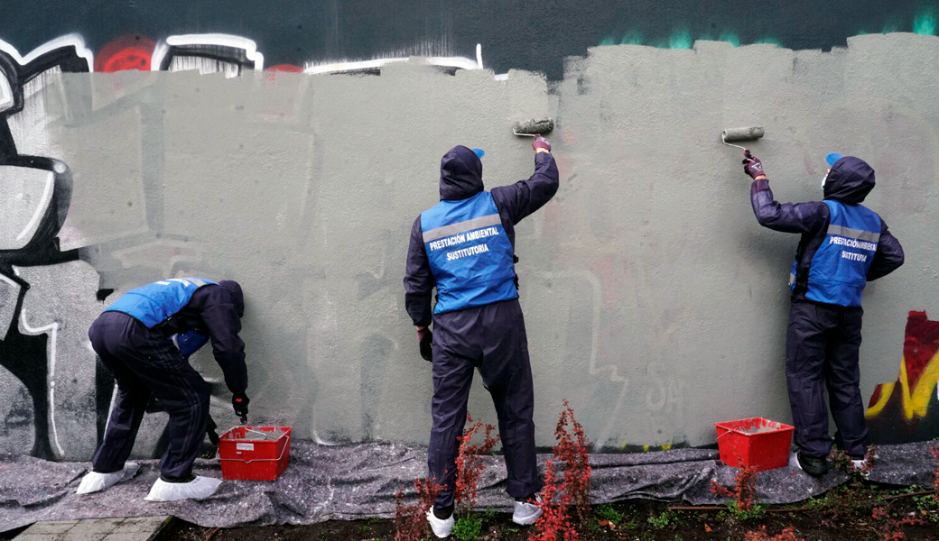 Los grafiteros cambian sus multas por limpiar las pintadas de la ciudad