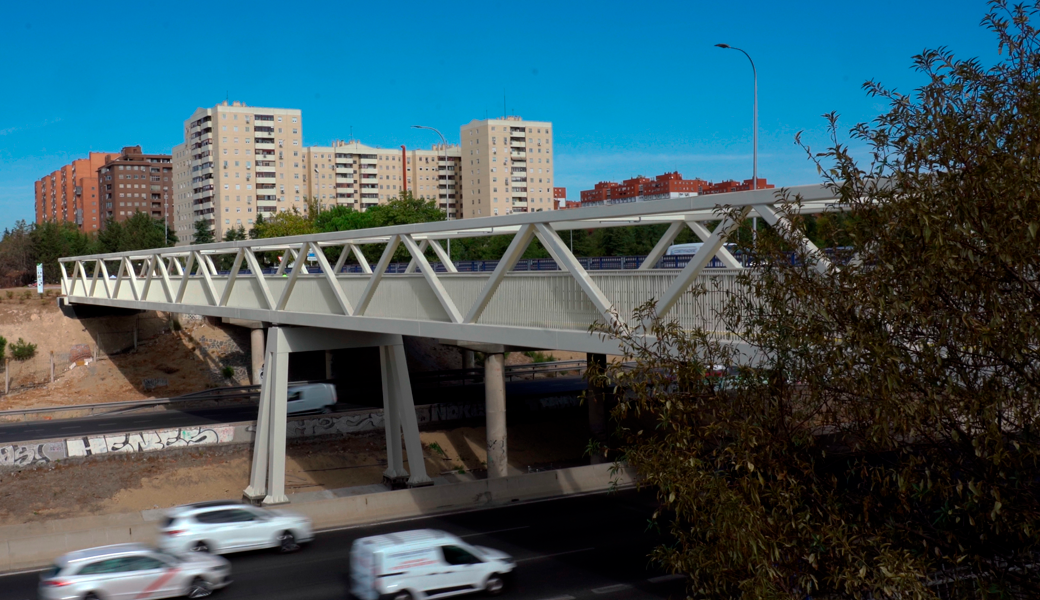 Una nueva pasarela peatonal y ciclista sobre la M-40 ya conecta Puente y Villa de Vallecas