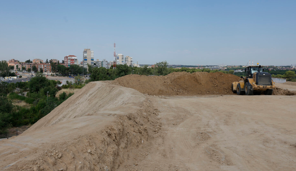 Las colinas de la A-5 se rebajarán de 18 a 6 metros para cubrir los pasos inferiores